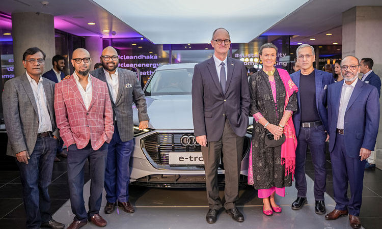 দেশে প্রথম ব্যাটারি বিদ্যুৎচালিত এসইউভি আনলো আউডি